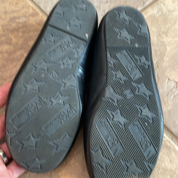 Girls size 2 black slip on shoe - Picture 2 of 3
